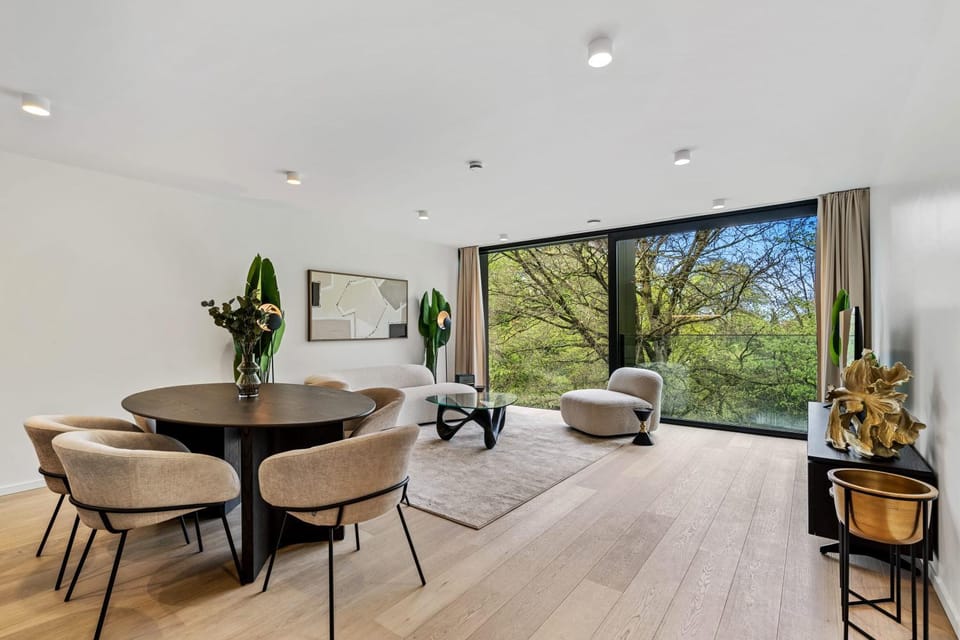 TV and multimedia, Living room, Seating area, Dining area