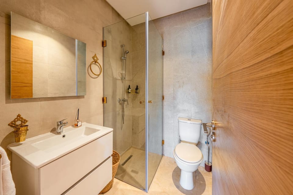 Shower, Toilet, Bathroom, towels