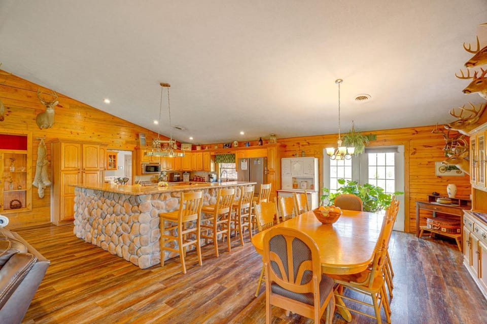Spacious Ozarks Family Home - Private Pool & Grill House in Ozark Mountains