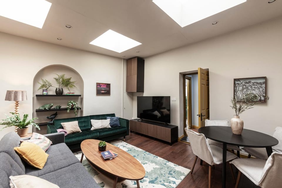 Piccadilly Gem With Private Terrace Apartment in City of Westminster