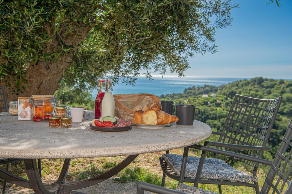 Natural landscape, Food and drinks, Dining area, Sea view
