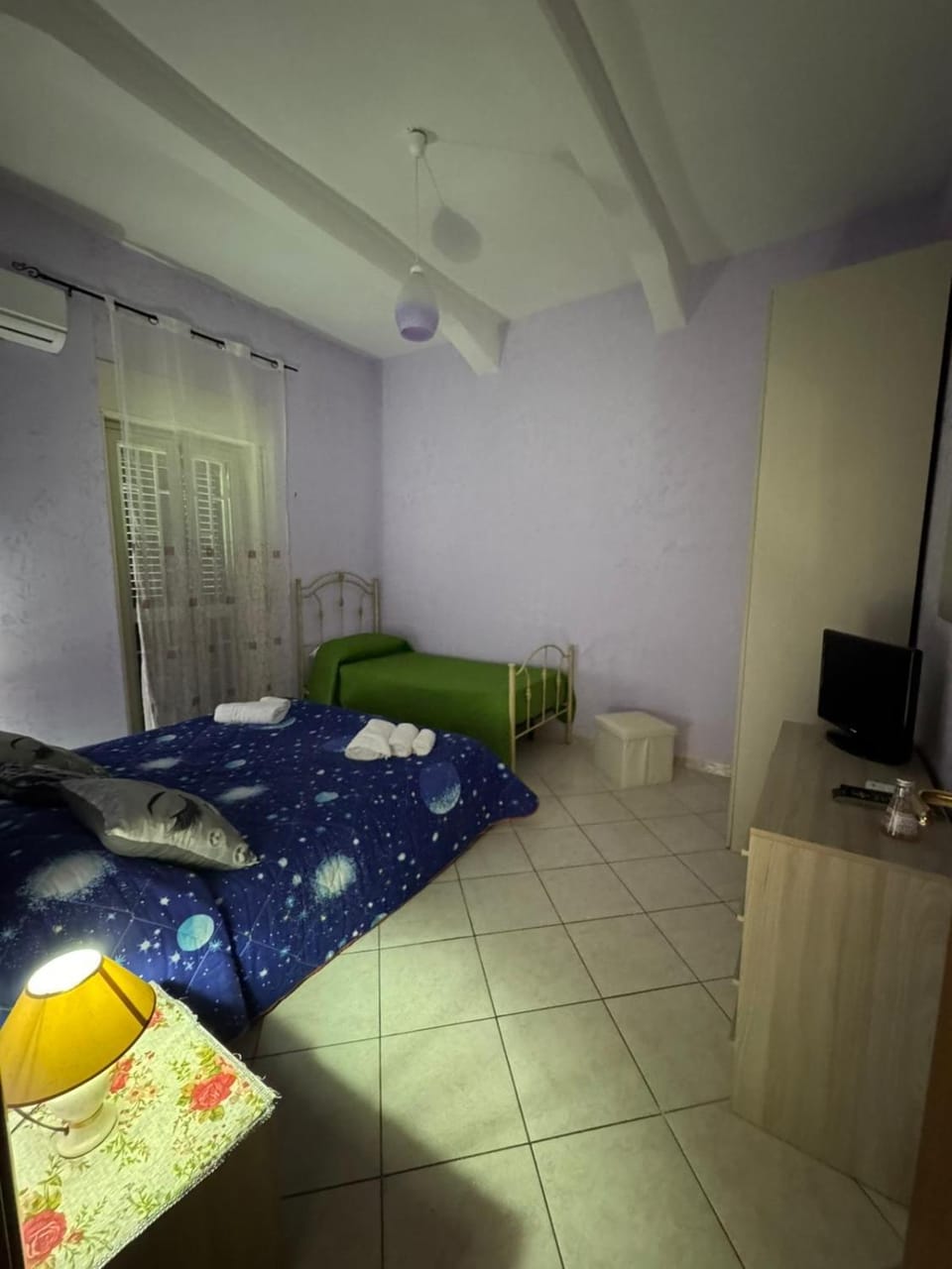 Bed, TV and multimedia, Photo of the whole room, Bedroom