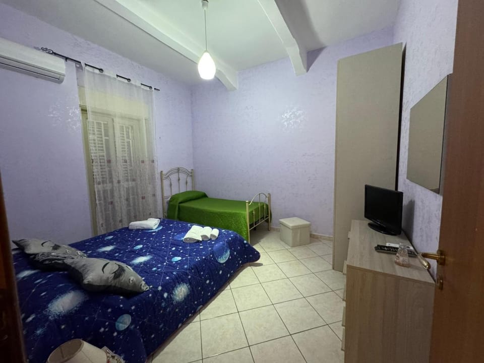 Bed, TV and multimedia, Photo of the whole room, Bedroom, air conditioner