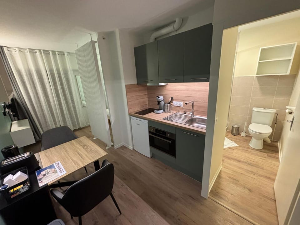 Toilet, Bed, Bathroom, Kitchen or kitchenette, Living room, Photo of the whole room, Bedroom, towels
