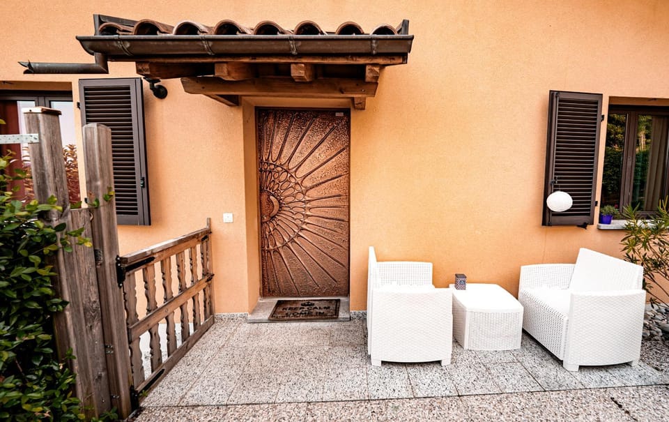 Property building, Patio, Facade/entrance, Balcony/Terrace, Balcony/Terrace