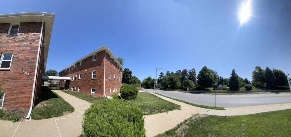 Cathedral 3-Charming Apartment walk to UNMC Apartment in Omaha