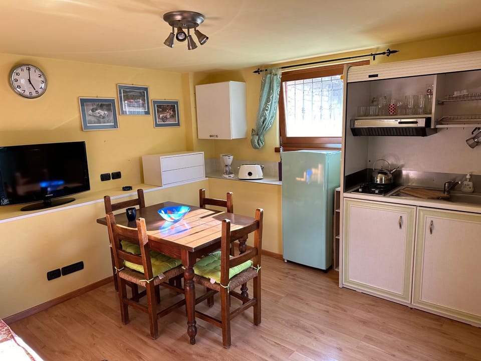 Coffee/tea facilities, Kitchen or kitchenette, Dining area, toaster