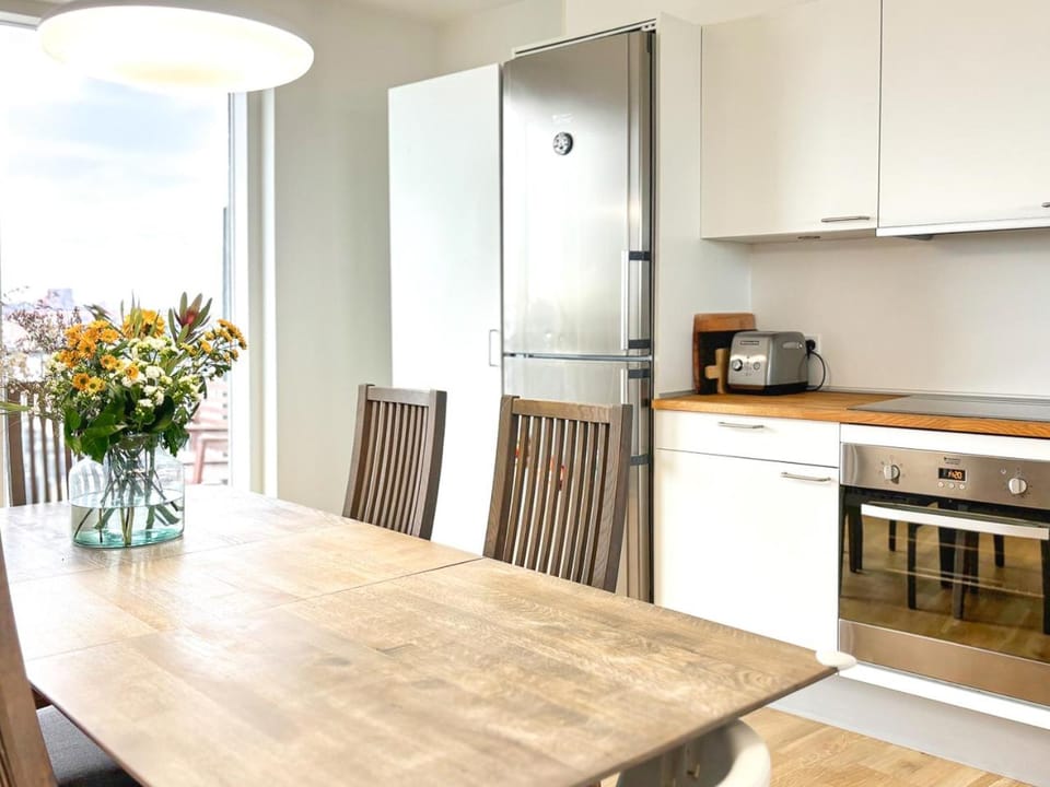 Kitchen or kitchenette, Dining area, stove