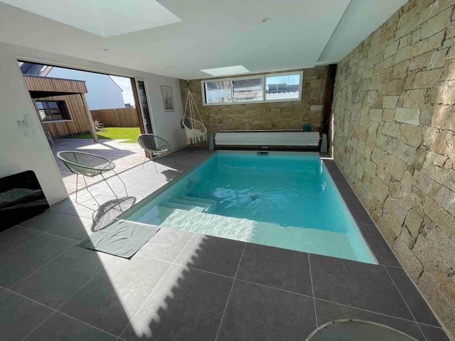 Villa avec piscine couverte et proche de la mer House in Brittany
