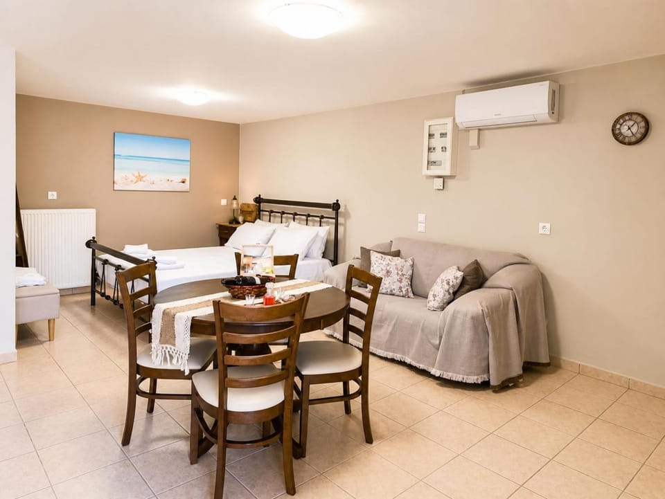 Bed, Photo of the whole room, Seating area