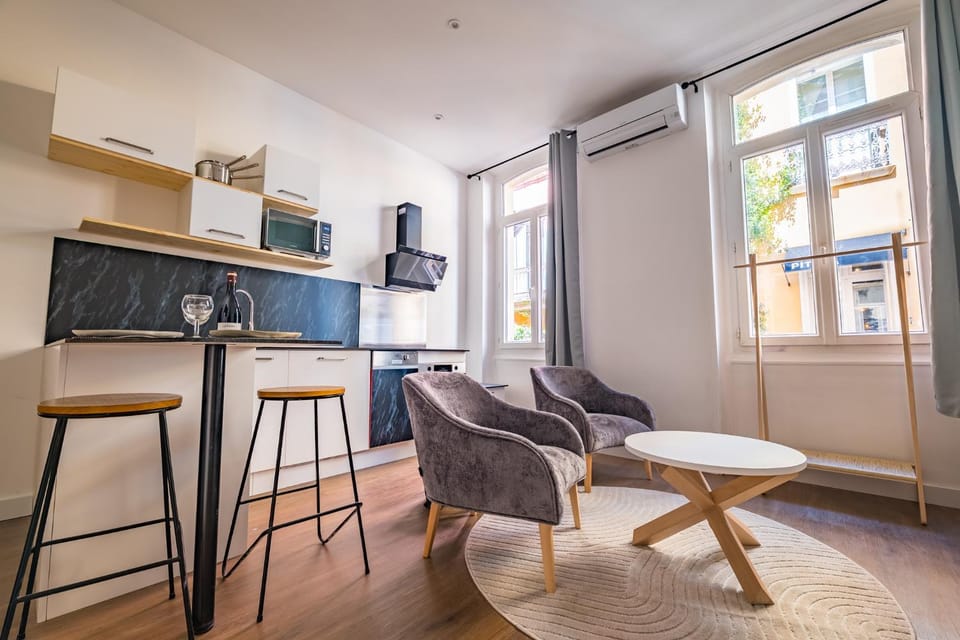 TV and multimedia, Kitchen or kitchenette, Living room, Dining area, air conditioner