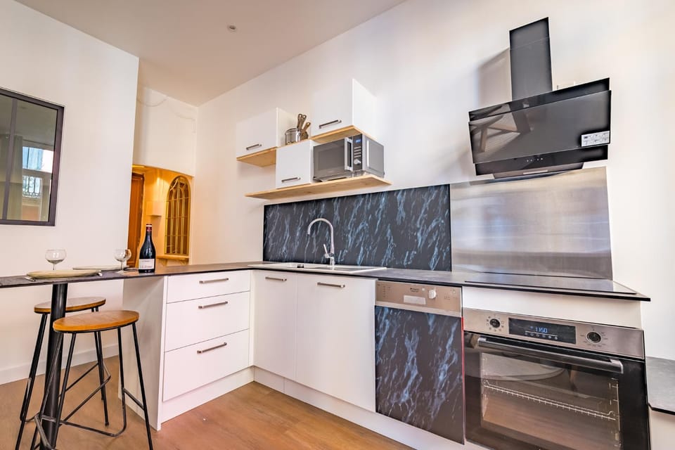 Kitchen or kitchenette, Dining area, dishwasher, oven, toaster