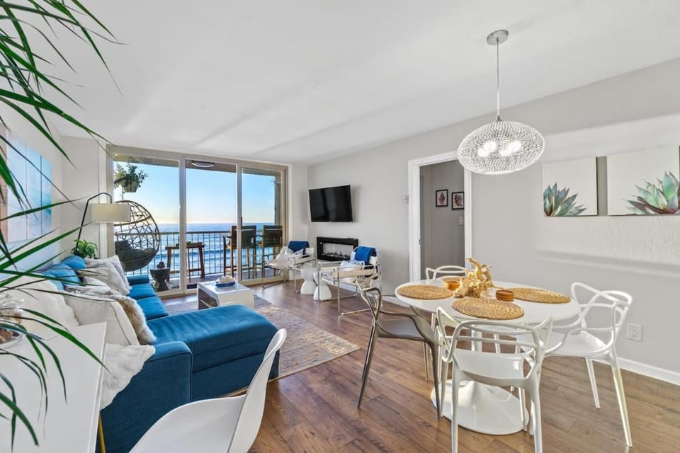 TV and multimedia, Living room, Food and drinks, Seating area, Dining area