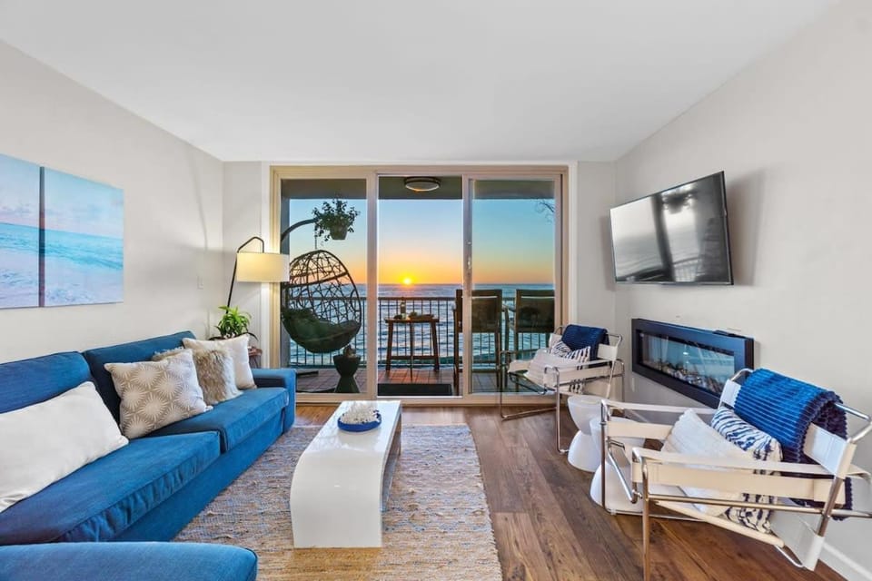 Natural landscape, TV and multimedia, View (from property/room), Balcony/Terrace, Living room, Seating area, Dining area, Sea view