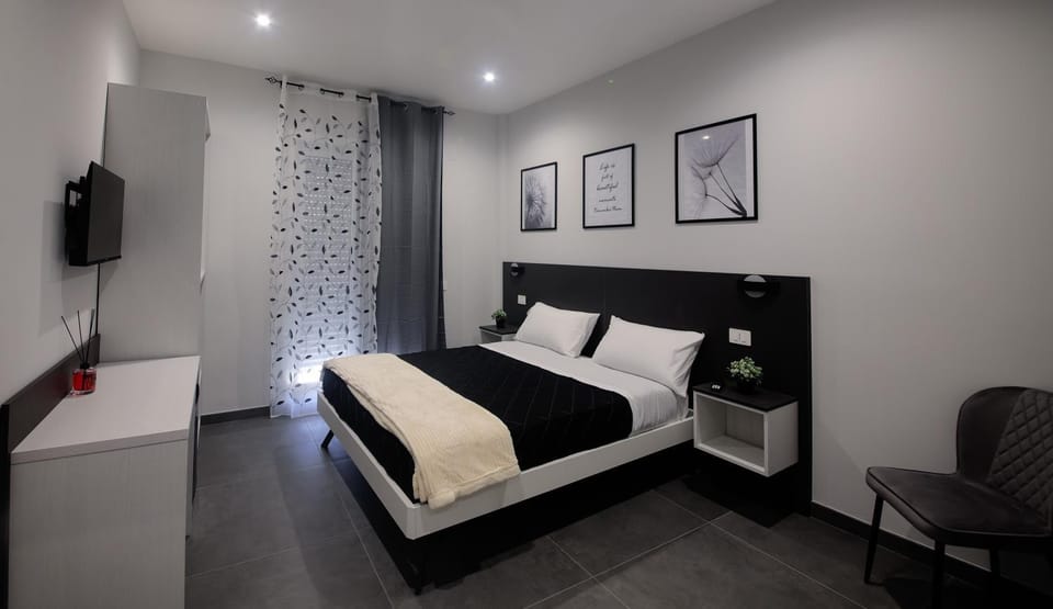 Bed, TV and multimedia, Photo of the whole room, Bedroom