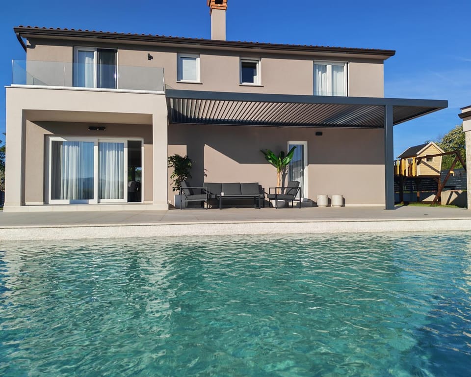 Balcony/Terrace, Swimming pool, sunbed