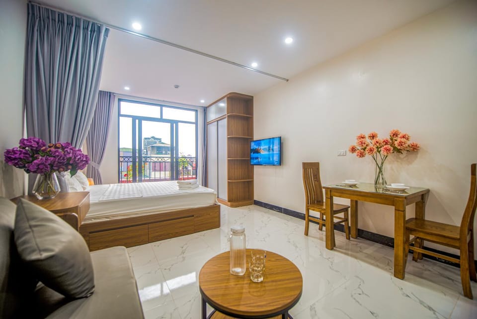 Bed, TV and multimedia, Living room, Photo of the whole room, Seating area, Dining area, Bedroom