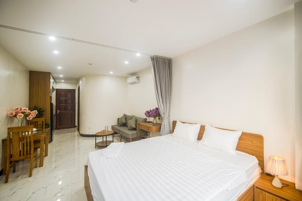Bed, Photo of the whole room, Seating area, Bedroom