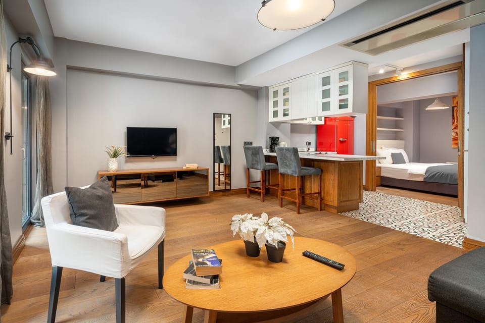 TV and multimedia, Kitchen or kitchenette, Living room, Seating area, Dining area