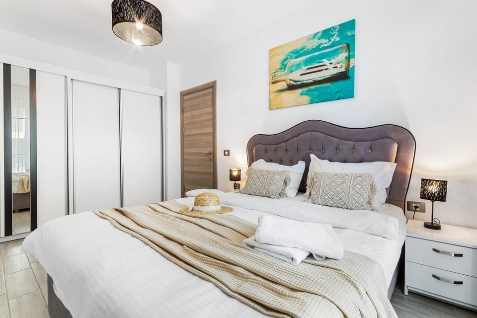 Bed, Bedroom, towels, wardrobe