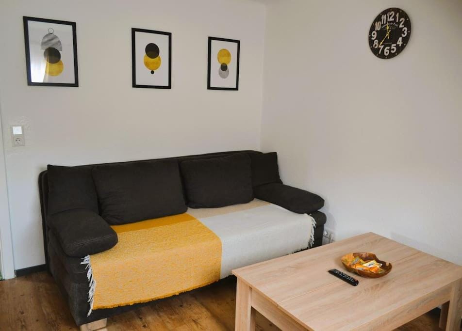 Bed, Living room, Photo of the whole room, Seating area