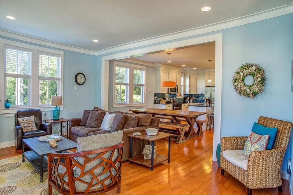 Living room, Seating area, Dining area