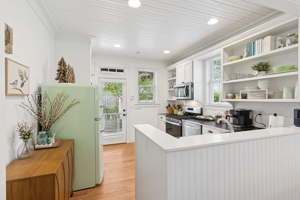 A Swell Cottage by Seabrook Hospitality House in Seabrook