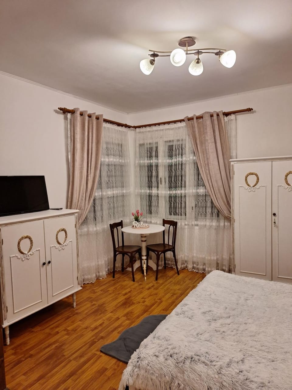 Bed, TV and multimedia, Bedroom