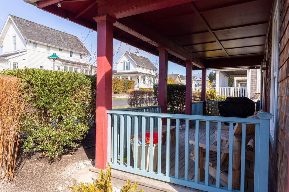 Property building, Patio, Garden, Balcony/Terrace