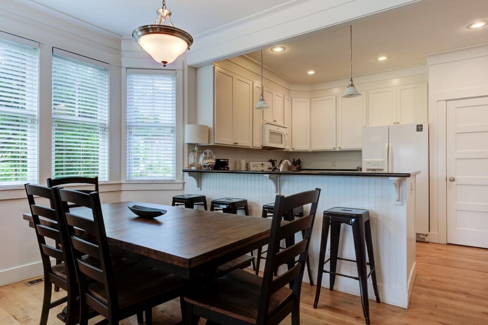 Kitchen or kitchenette, Dining area, pet friendly