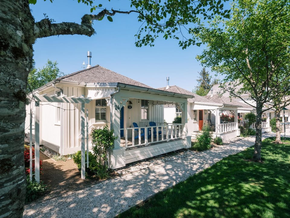 Periwinkle Cottage by Seabrook Hospitality House in Seabrook
