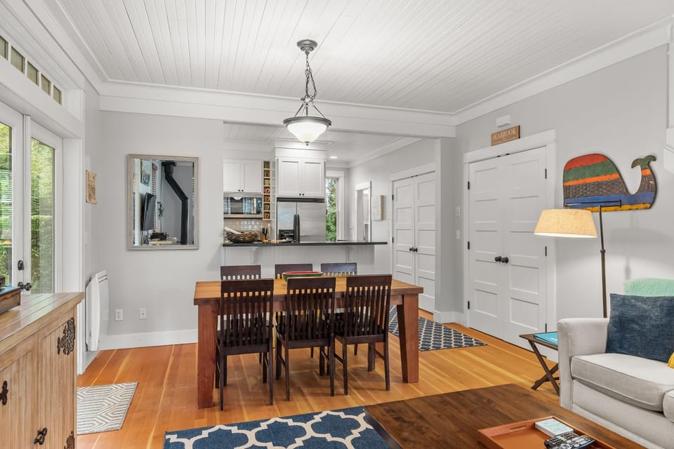 Kitchen or kitchenette, Seating area, Dining area