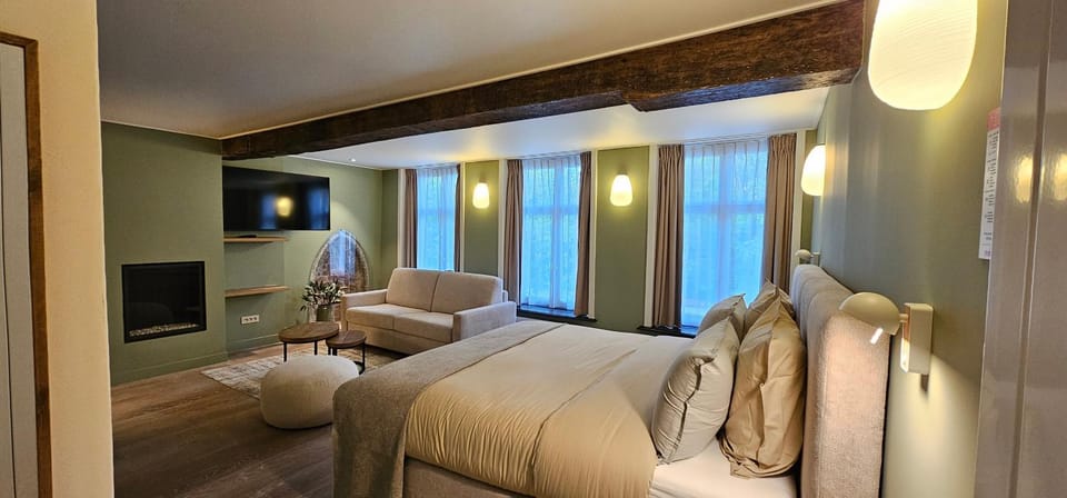 Bed, TV and multimedia, Photo of the whole room, Seating area, Bedroom