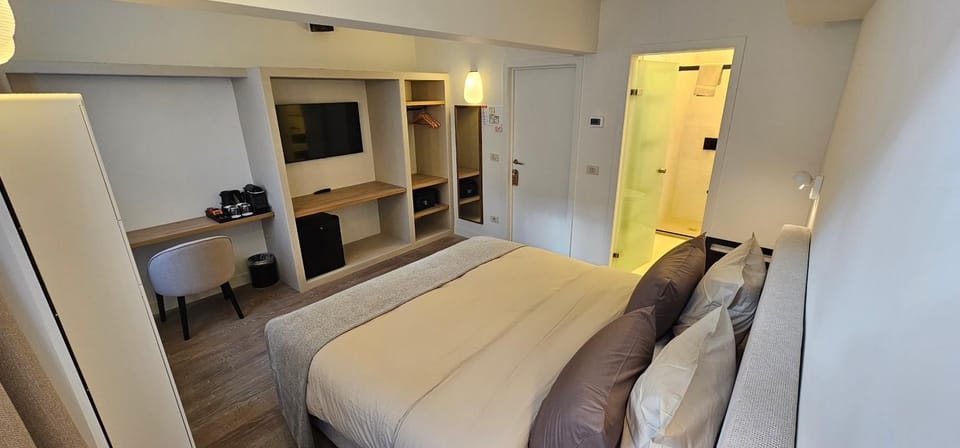 Communal lounge/ TV room, Bed, TV and multimedia, Photo of the whole room, Bedroom