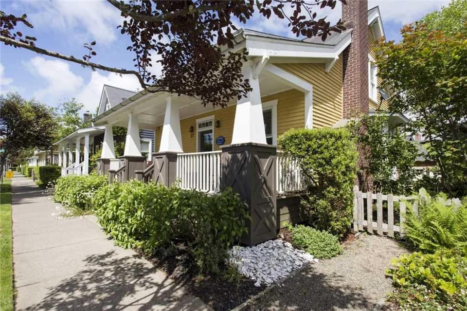 The Mermaids Beach Retreat by Seabrook Hospitality House in Seabrook