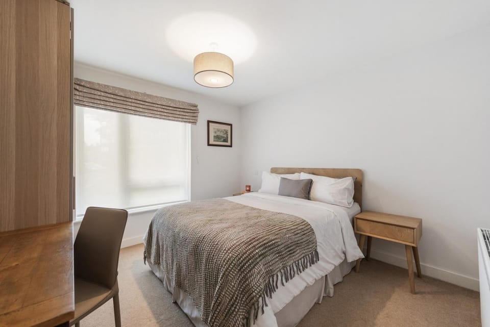 Modern 3BR Flat quick links to LDN & Heathrow Apartment in Runnymede District