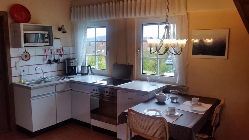 Kitchen or kitchenette, Dining area