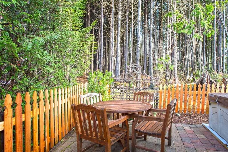 Natural landscape, Garden, Dining area