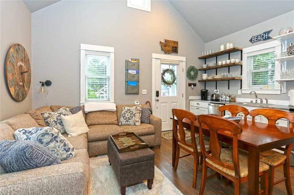 Kitchen or kitchenette, Living room, Dining area