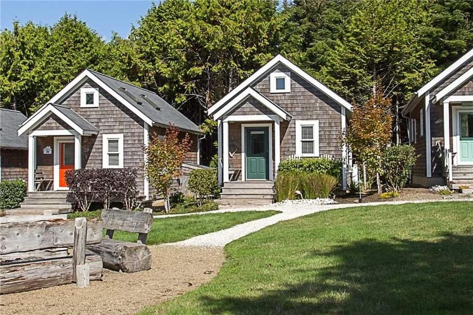 Property building, Neighbourhood, Natural landscape, Garden