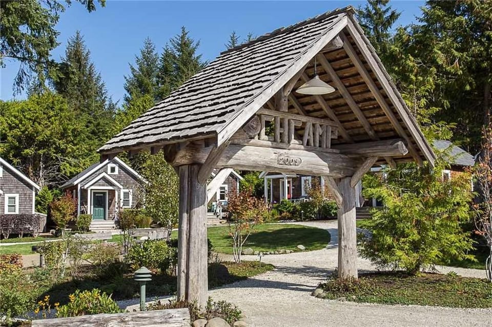 Neighbourhood, Natural landscape, Garden