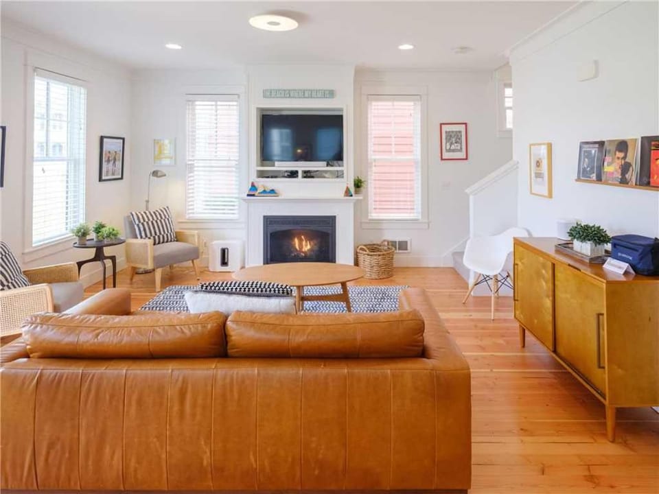 Communal lounge/ TV room, TV and multimedia, Living room, Seating area, Evening entertainment