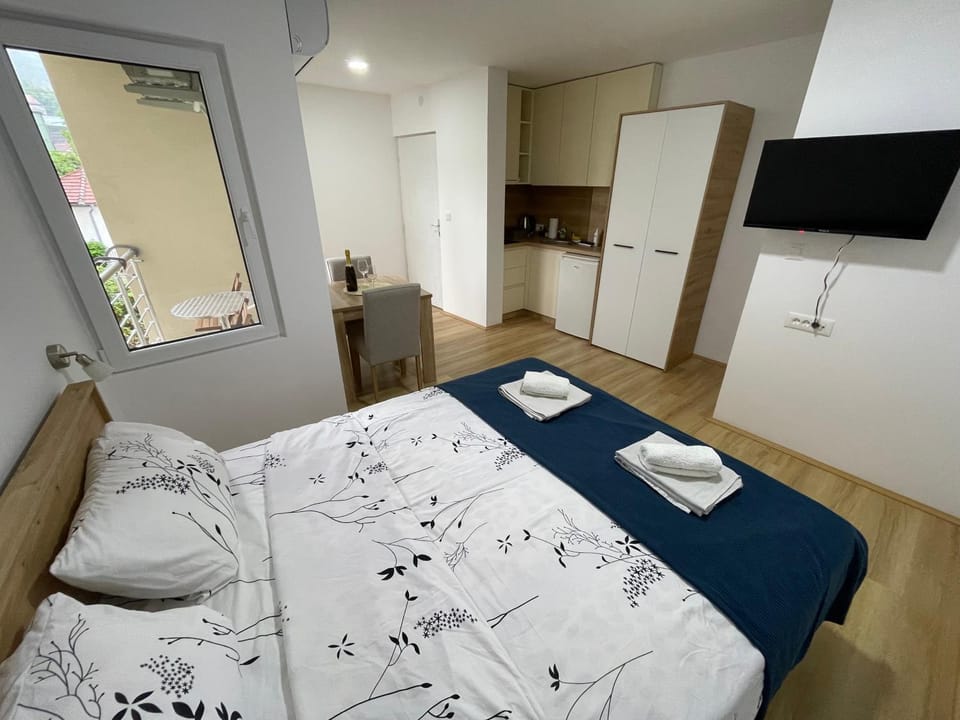 Bed, TV and multimedia, Kitchen or kitchenette, Photo of the whole room, Dining area, Bedroom, minibar, towels, wardrobe