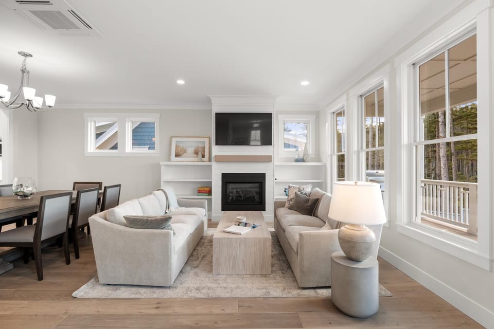 TV and multimedia, Living room, Seating area, Dining area, fireplace