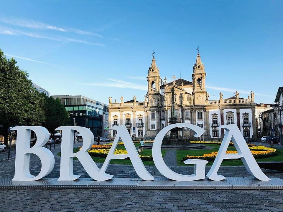 Quarto familiar com cama de casal apenas para casais e raparigas Não há homens solteiro Family room with double bed for couples and girls only No individual men allows with private washroom but in hall way Vacation rental in Braga