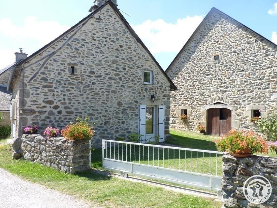 Gîte de France à Sarroux - St Julien 3 épis - Gîte de France 8 personnes MAE-0134 Apartment in Nouvelle-Aquitaine