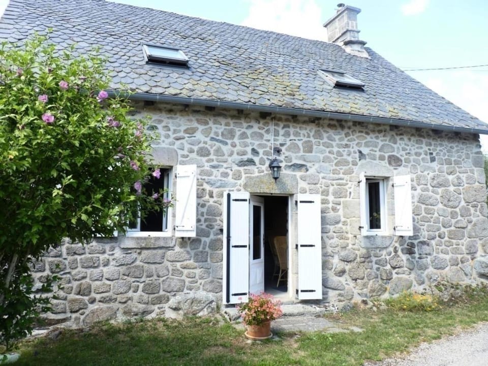 Gîte de France à Sarroux - St Julien 3 épis - Gîte de France 8 personnes MAE-0134 Apartment in Auvergne-Rhône-Alpes
