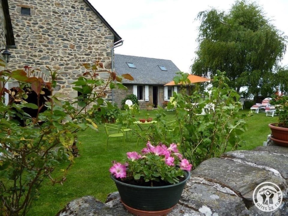 Gîte de France à Sarroux - St Julien 3 épis - Gîte de France 8 personnes MAE-0134 Apartment in Nouvelle-Aquitaine