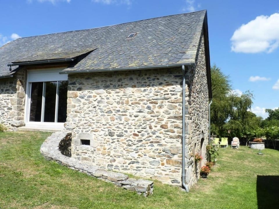 Gîte de France à Sarroux - St Julien 3 épis - Gîte de France 8 personnes MAE-0134 Apartment in Auvergne-Rhône-Alpes