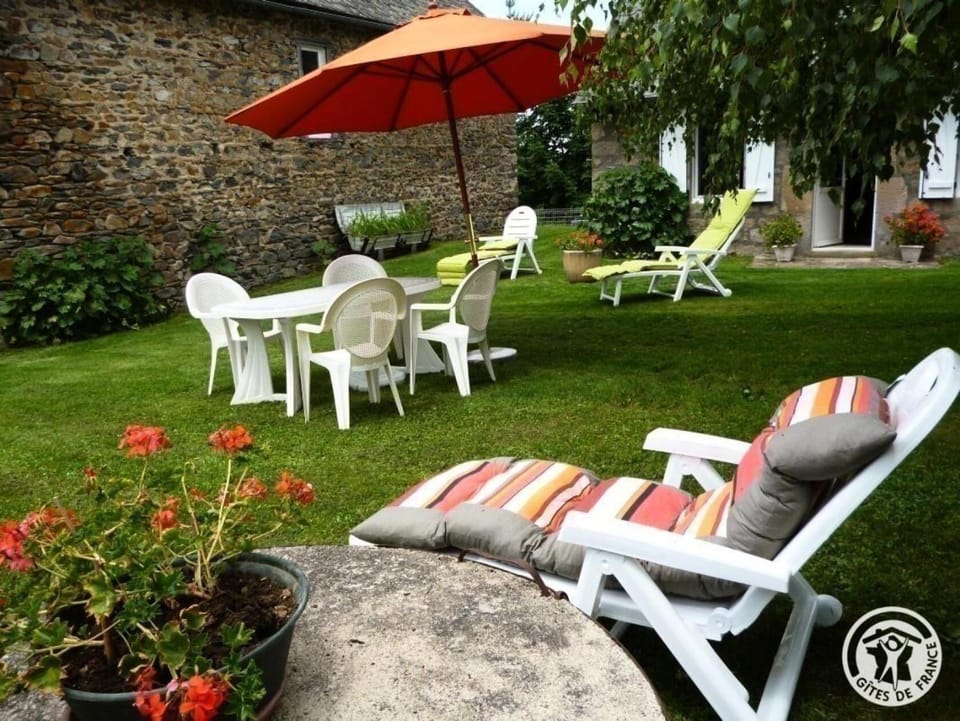 Gîte de France à Sarroux - St Julien 3 épis - Gîte de France 8 personnes MAE-0134 Apartment in Auvergne-Rhône-Alpes